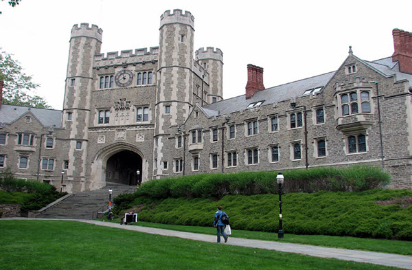 Одно из зданий Принстонского университета (Princeton University), США