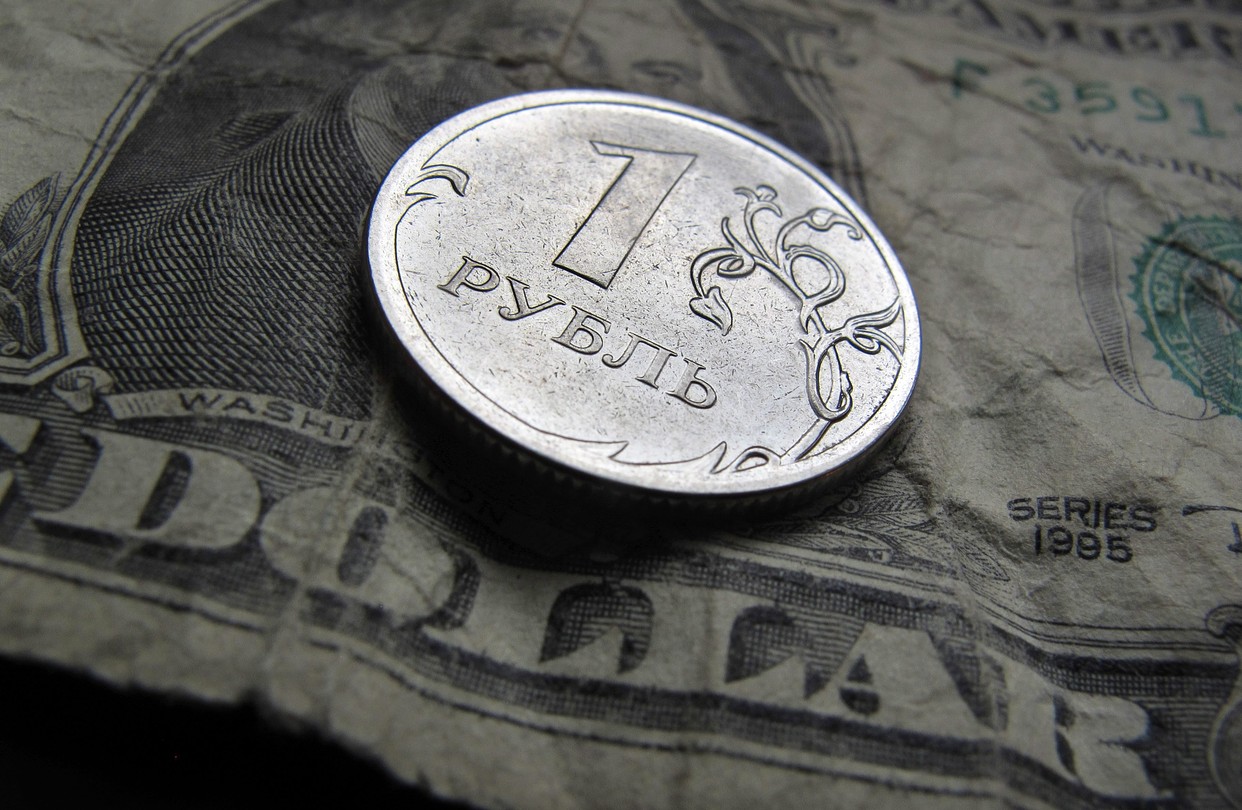 Иностранцы инвестируют в российский рубль