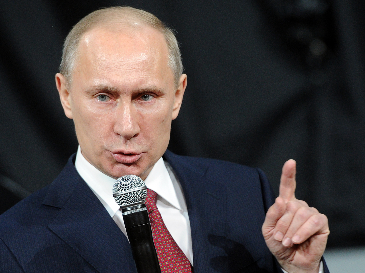 Путин требует снизить зависимость России от цен на нефть