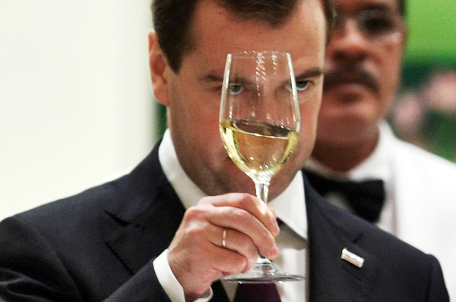 Медведев запретил реализацию сухого алкоголя