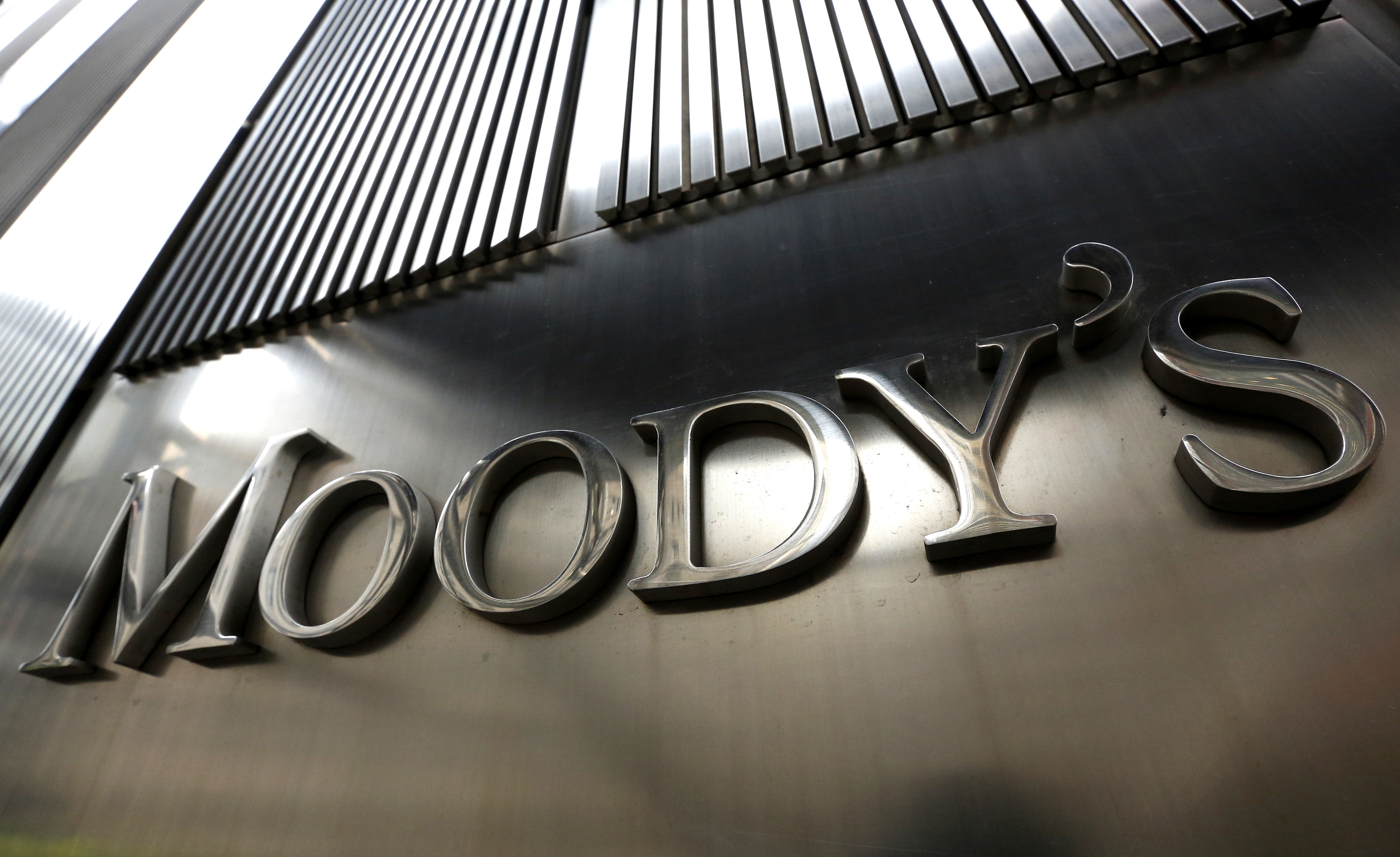 Moody's предсказывает сокращение инвестиций в нефтегазовом секторе
