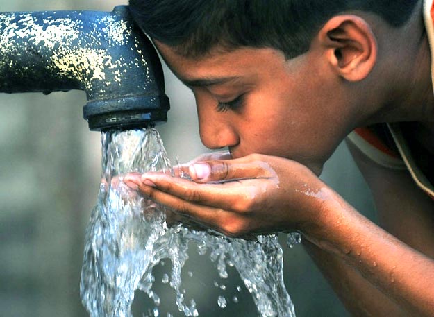 Человек в день должен потреблять 2,5 литра воды, но в целом он тратит  не менее чем 360 литров сутки