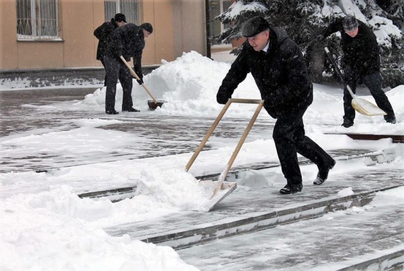 Уборка снега от российских чиновников