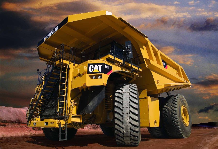 Caterpillar стоит на краю пропасти