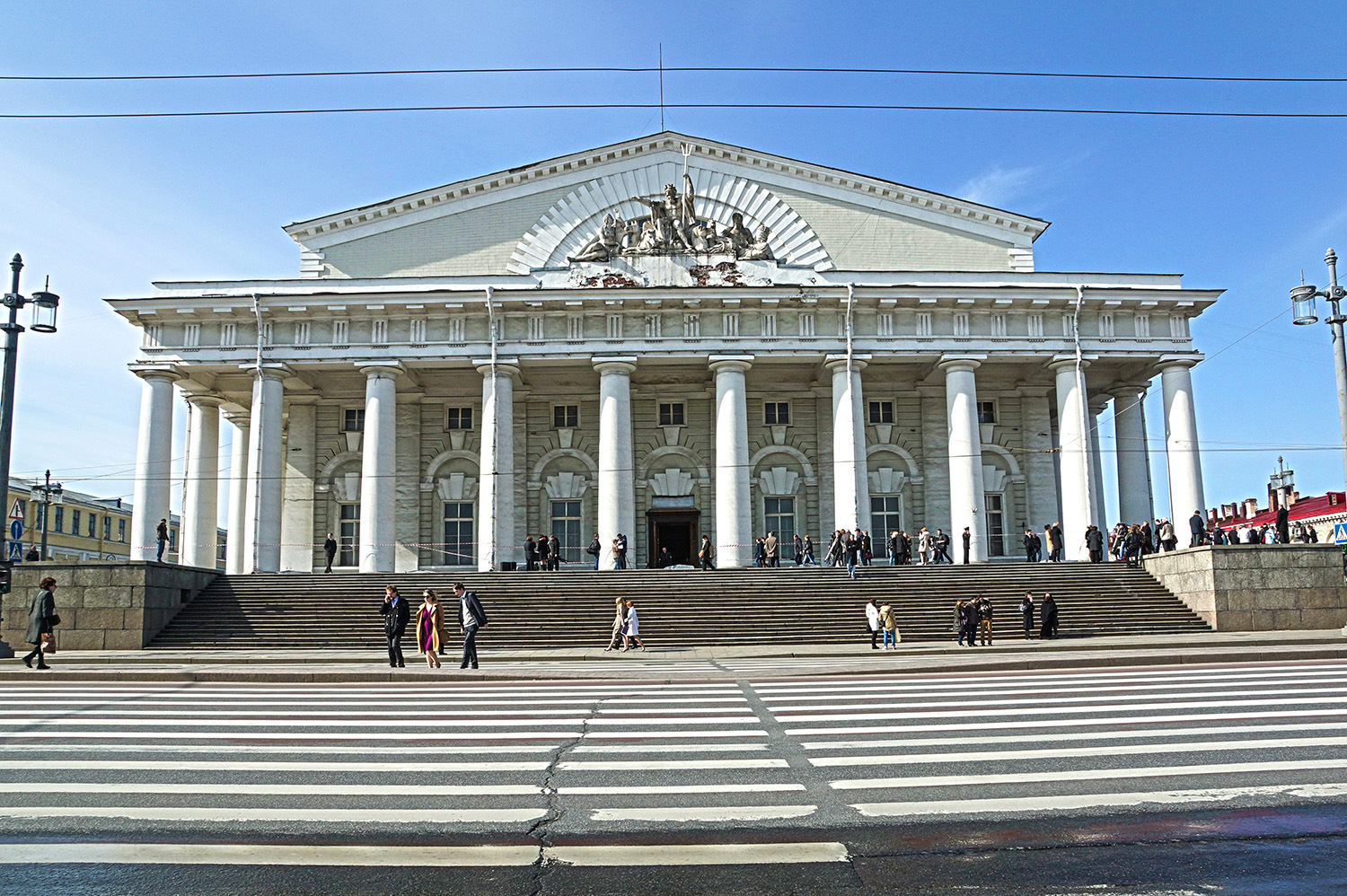 Санкт петербургская биржа. Здание биржи в Санкт-Петербурге. Тома де томон здание биржи в Санкт-Петербурге. Биржа на стрелке Васильевского острова Санкт-Петербург. Биржа стрелка Васильевского острова.