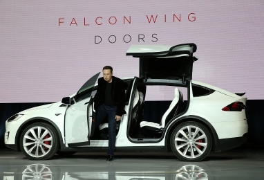 Tesla представила новейшую Model X