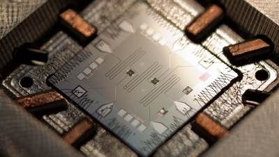 Искривляющие свет микрочипы значительно ускорят производительность квнатовых компьютеров