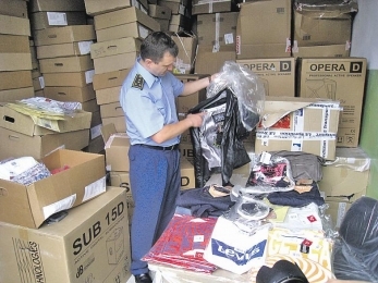 В России будут сажать «челноков» за контрабанду одежды и обуви