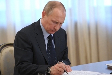 Путин разрешил россиянам иметь два загранпаспорта