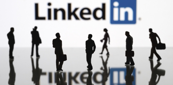Соцсеть LinkedIn обвалилась на 43%: можно ли приступать к покупкам